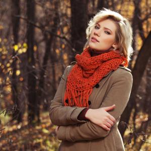 Chic Burgundy Knit Scarf 