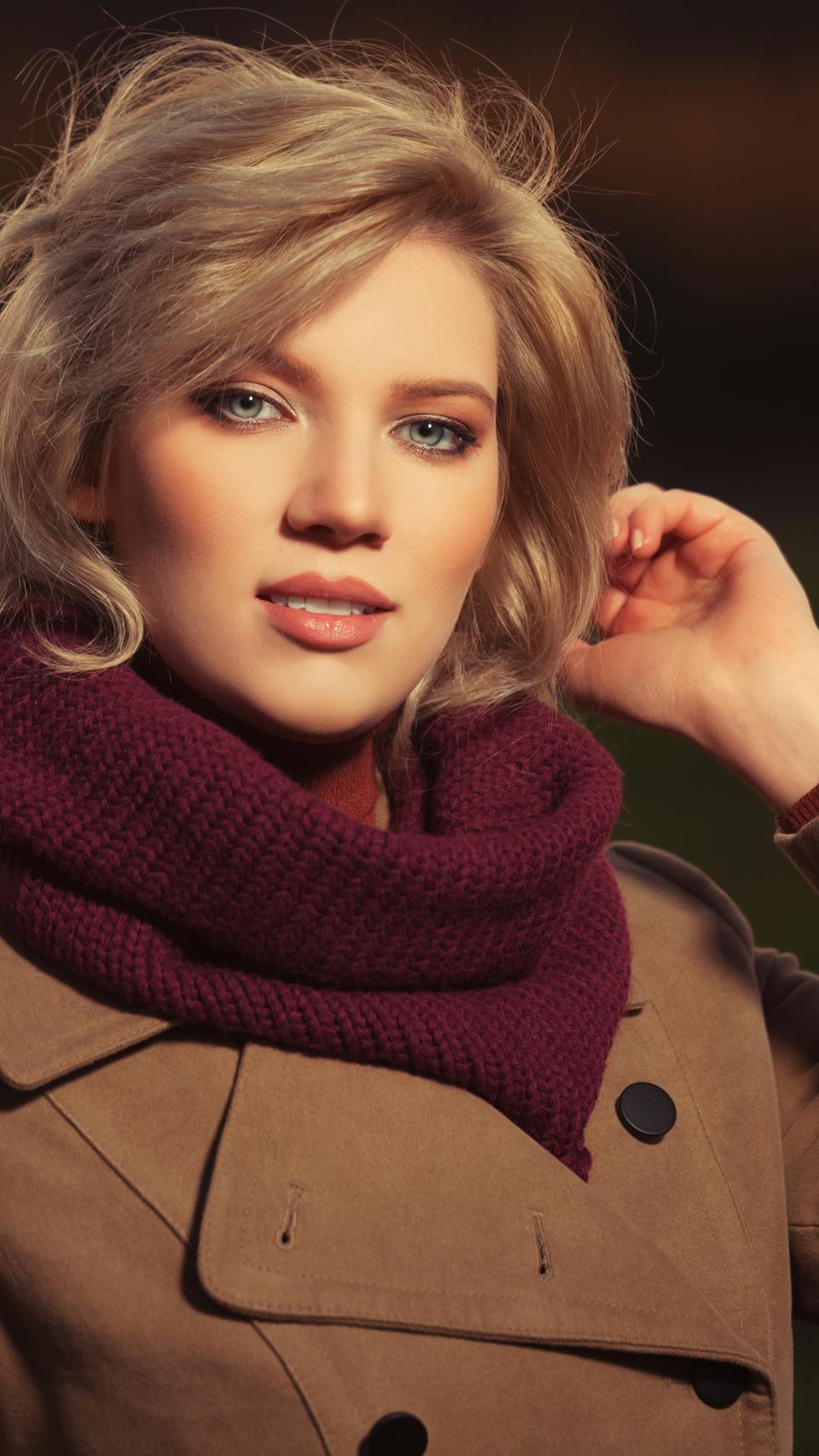 Chic Burgundy Knit Scarf 