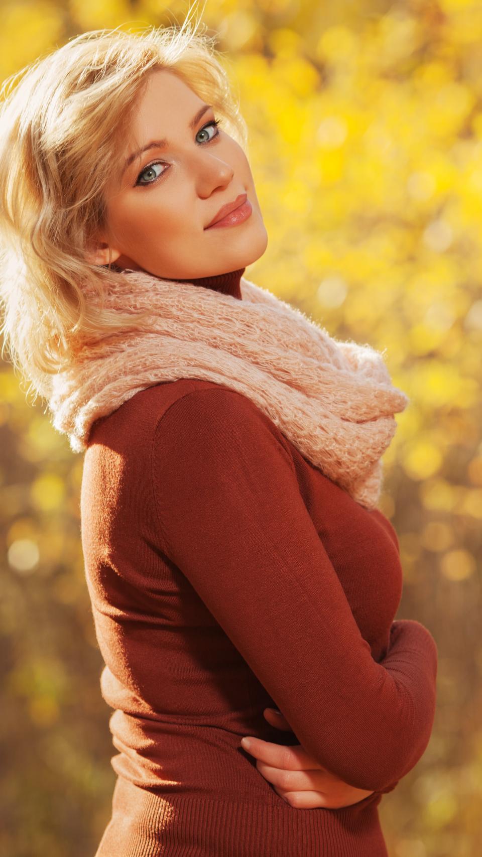 Chic Burgundy Knit Scarf 
